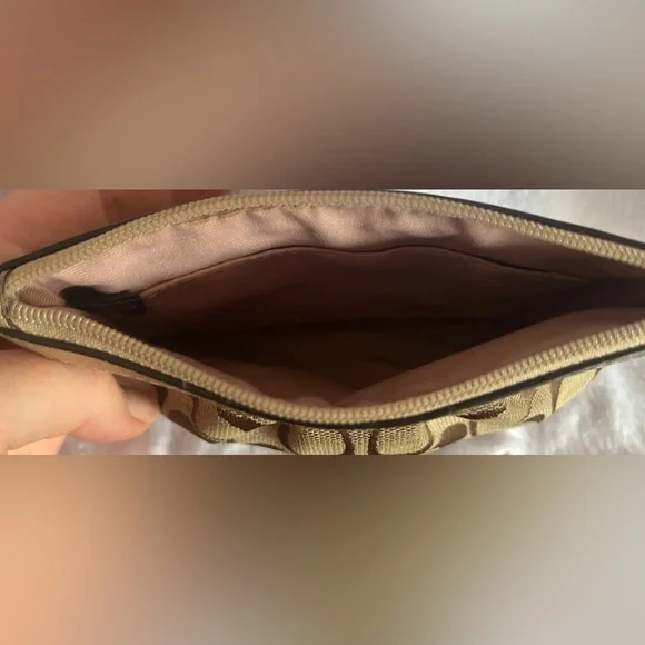 Coach Wristlet with hangtag - Picture 9 of 10